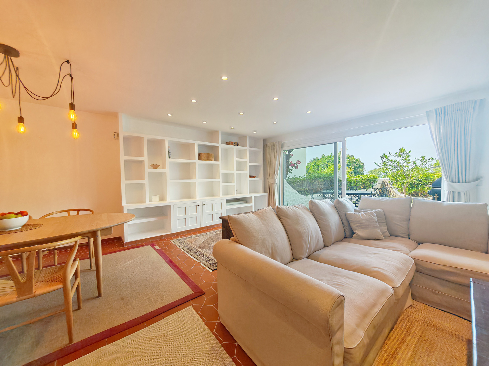 Casa Adosada de 4 Dormitorios en venta en Los Monteros, Marbella