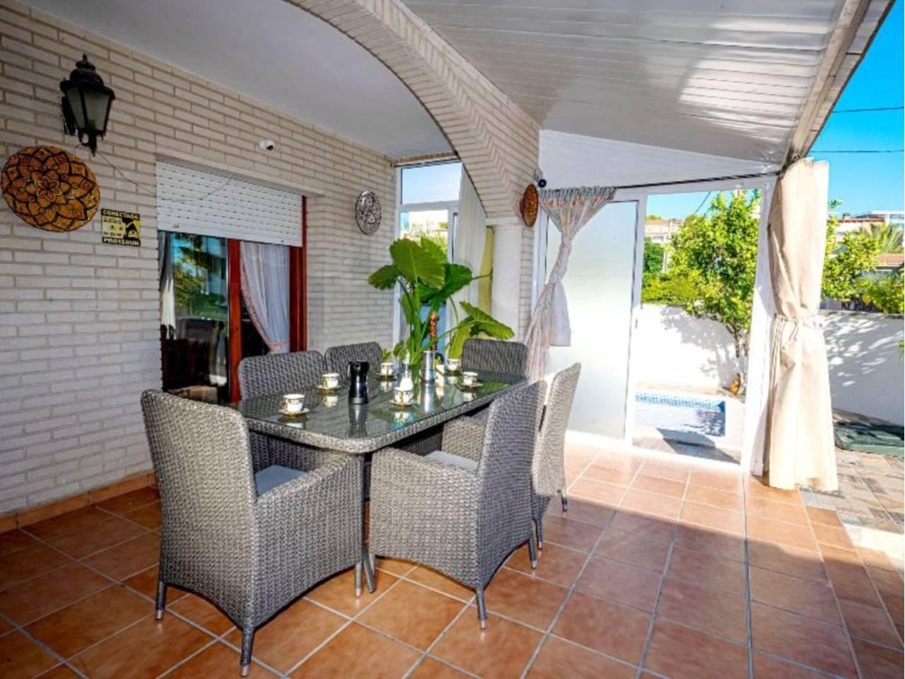 Casa Adosada de 5 Dormitorios en alquiler vacacional en Sitges