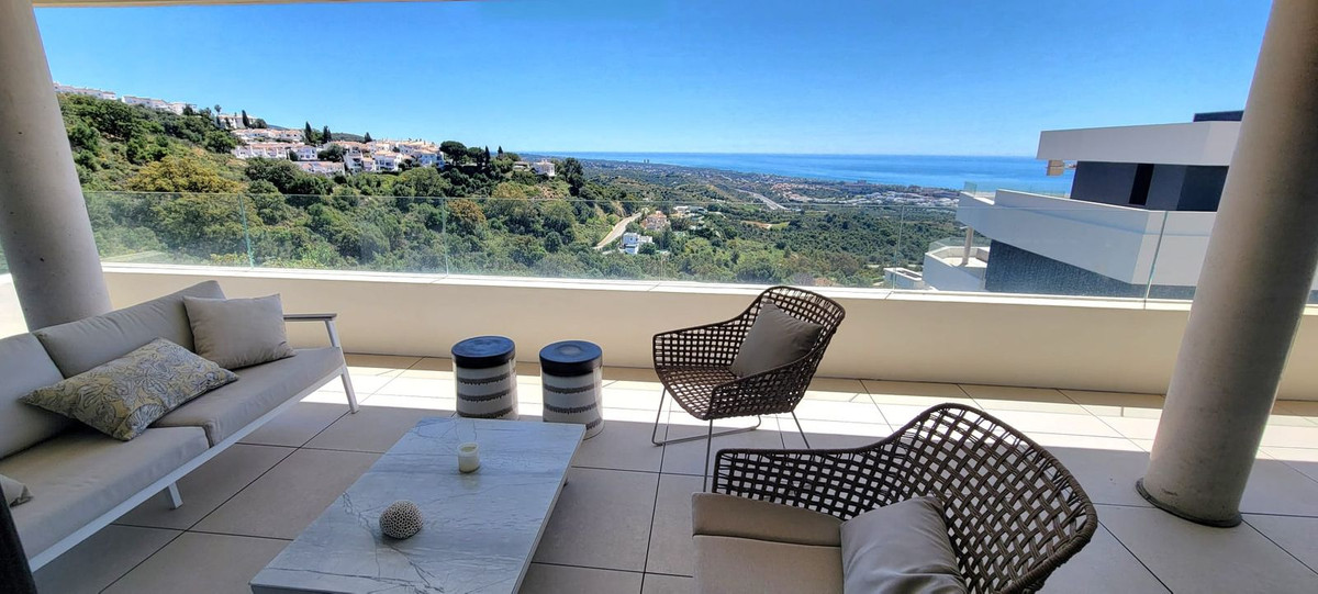 Ático de 3 Dormitorios y 2 Baños en venta en Los Monteros, Marbella