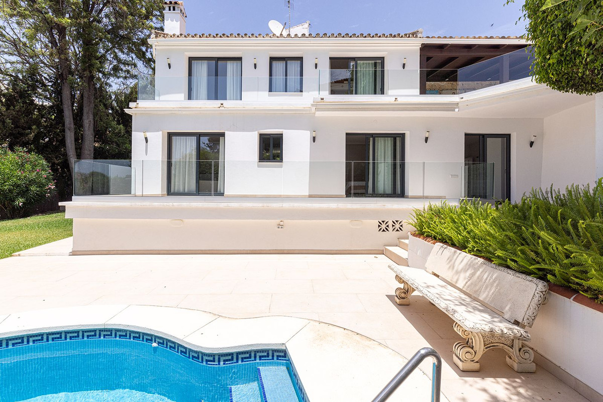 Casa de 4 Dormitorios en venta en Las Chapas, Marbella