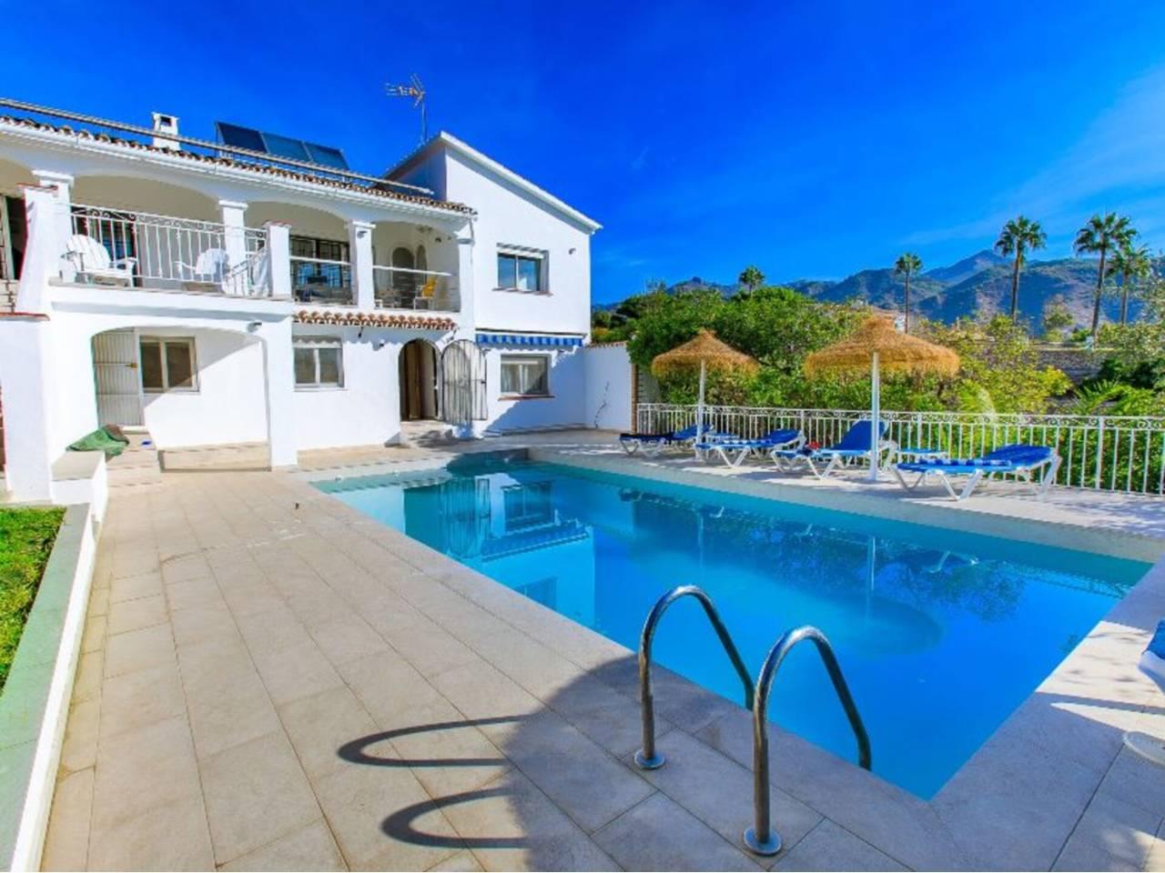 Casa Adosada de 4 Dormitorios en alquiler vacacional en Nerja