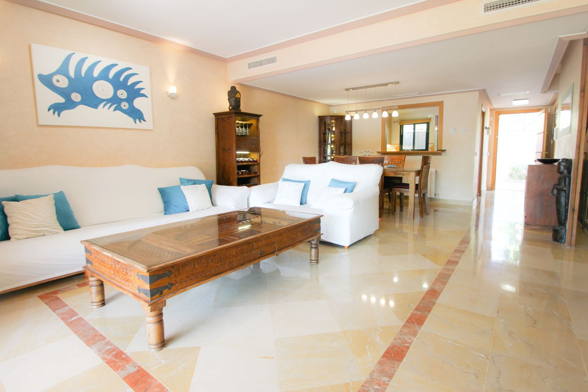 Casa Adosada de 3 Dormitorios y 2 Baños en alquiler en Milla de Oro, Marbella