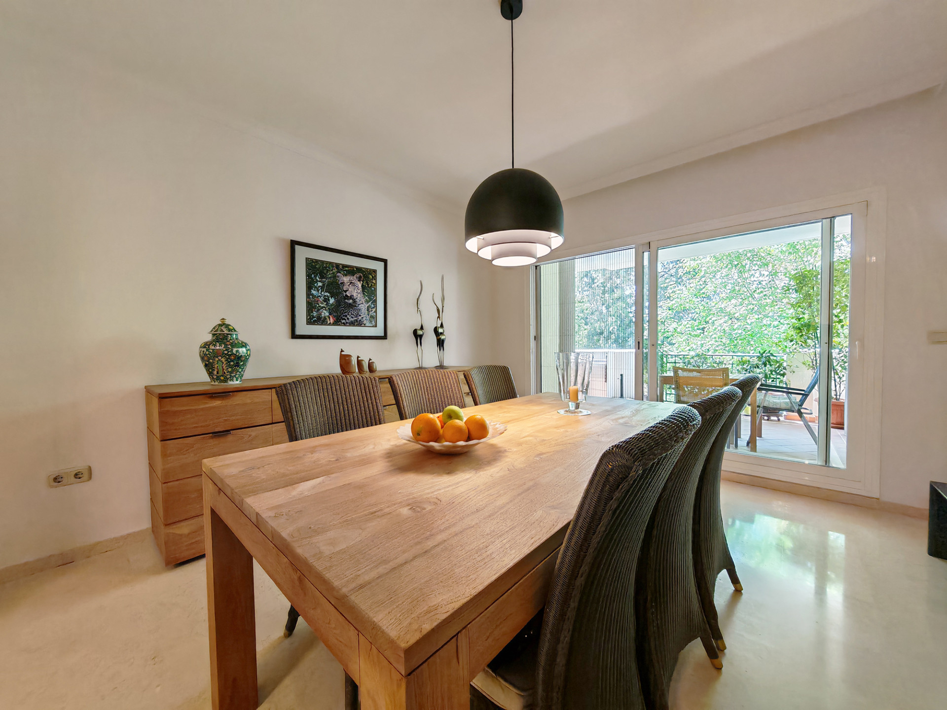 Piso de 2 Dormitorios y 2 Baños en venta en Elviria, Marbella