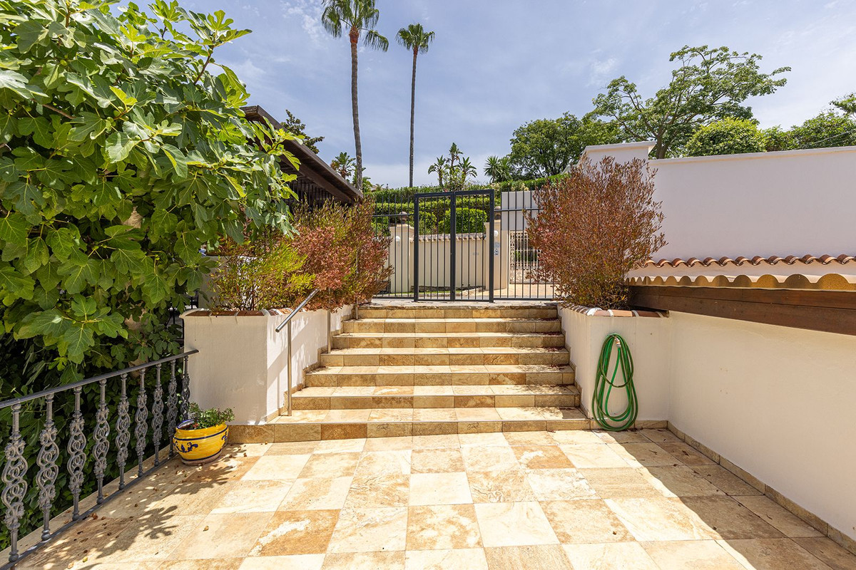Casa de 4 Dormitorios en venta en Las Chapas, Marbella