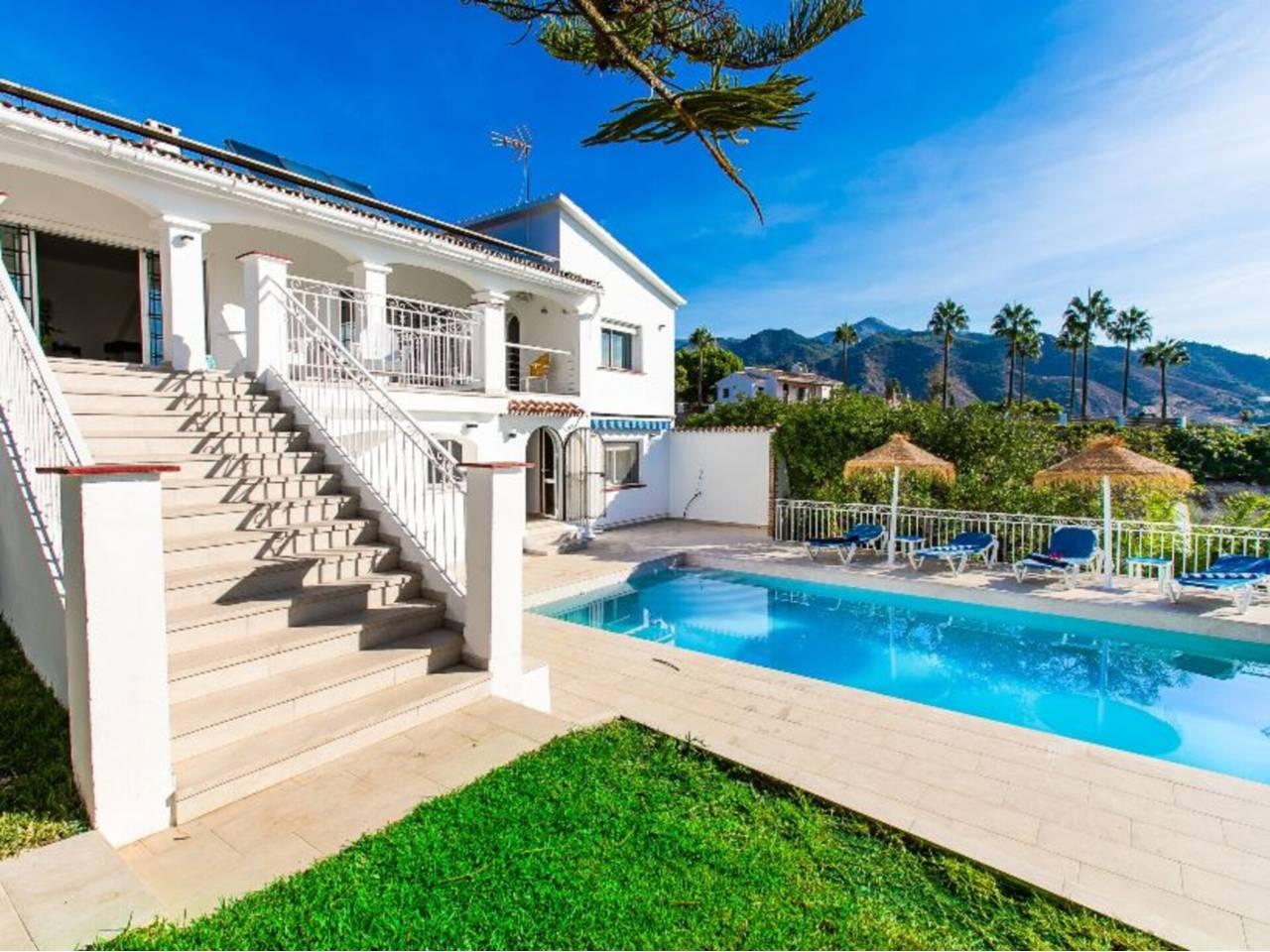 Casa Adosada de 4 Dormitorios en alquiler vacacional en Nerja