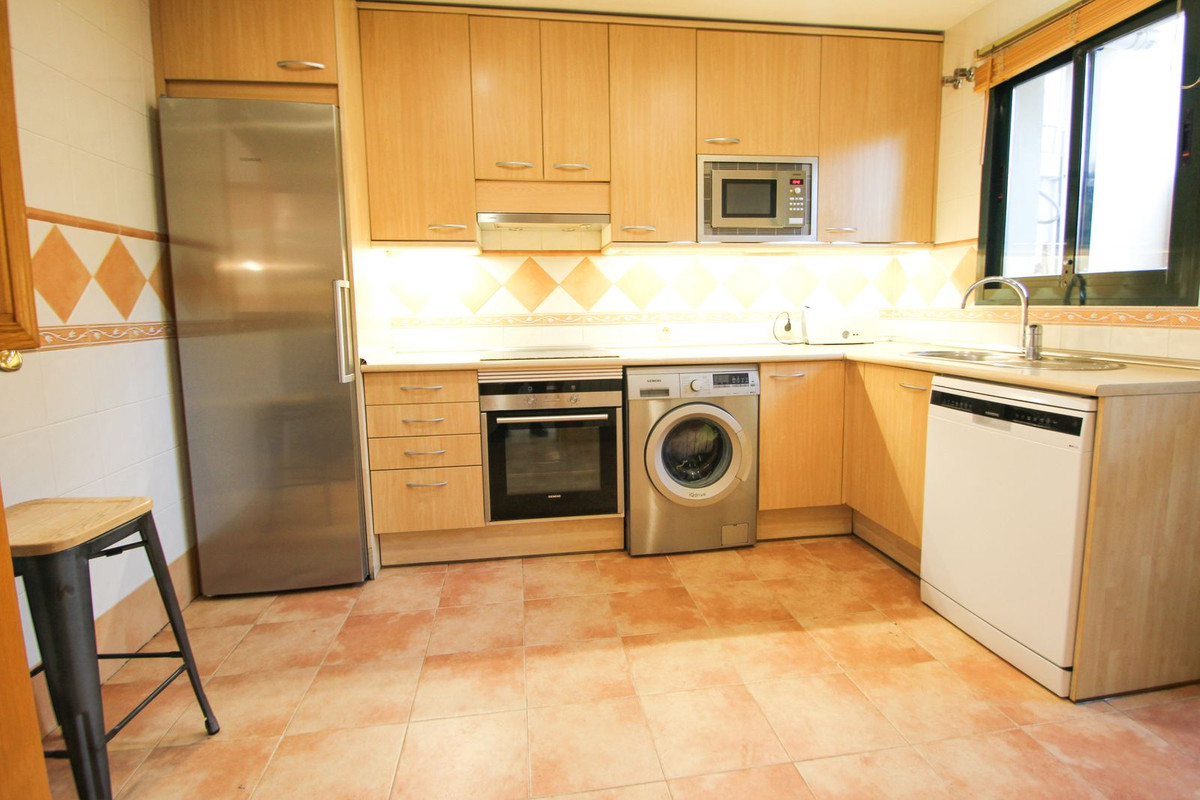 Casa Adosada de 3 Dormitorios y 2 Baños en alquiler en Milla de Oro, Marbella
