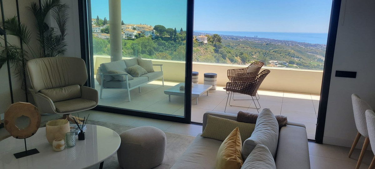 Ático de 3 Dormitorios y 2 Baños en venta en Los Monteros, Marbella