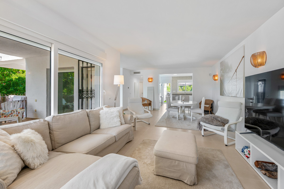 Casa de 4 Dormitorios en venta en Cabopino, Marbella