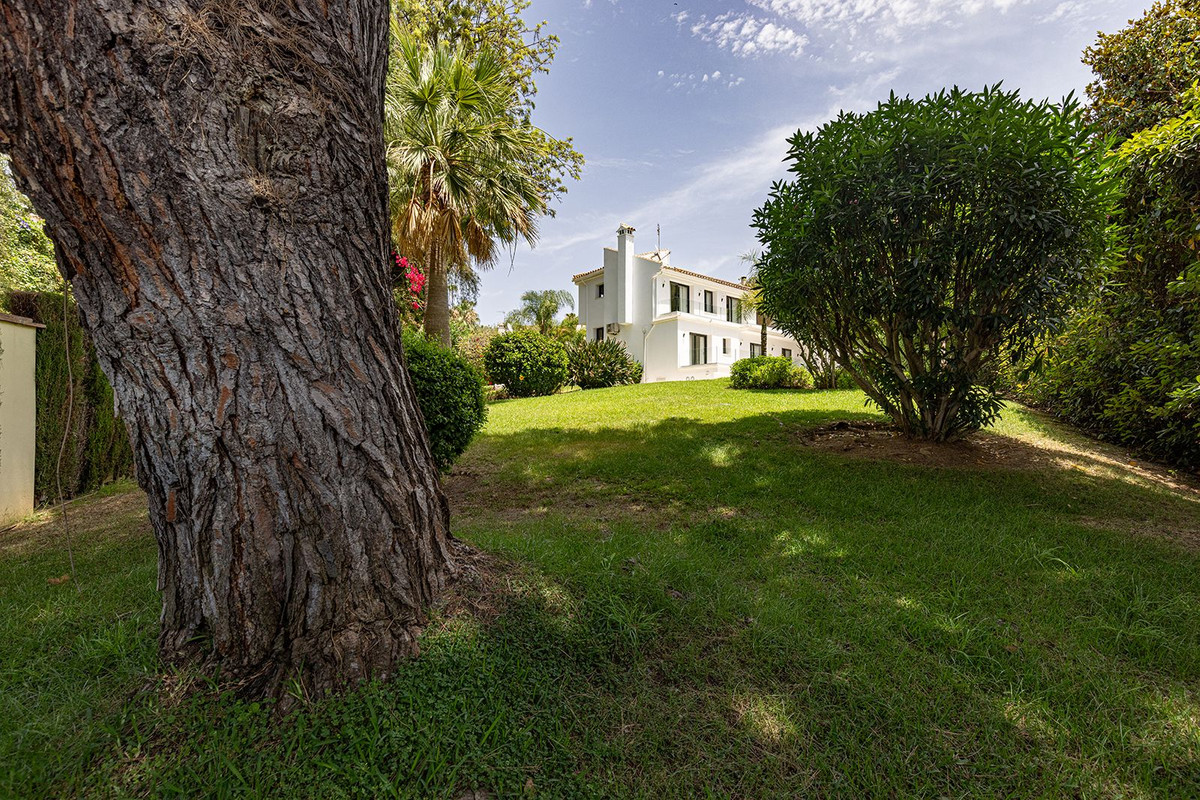 Casa de 4 Dormitorios en venta en Las Chapas, Marbella