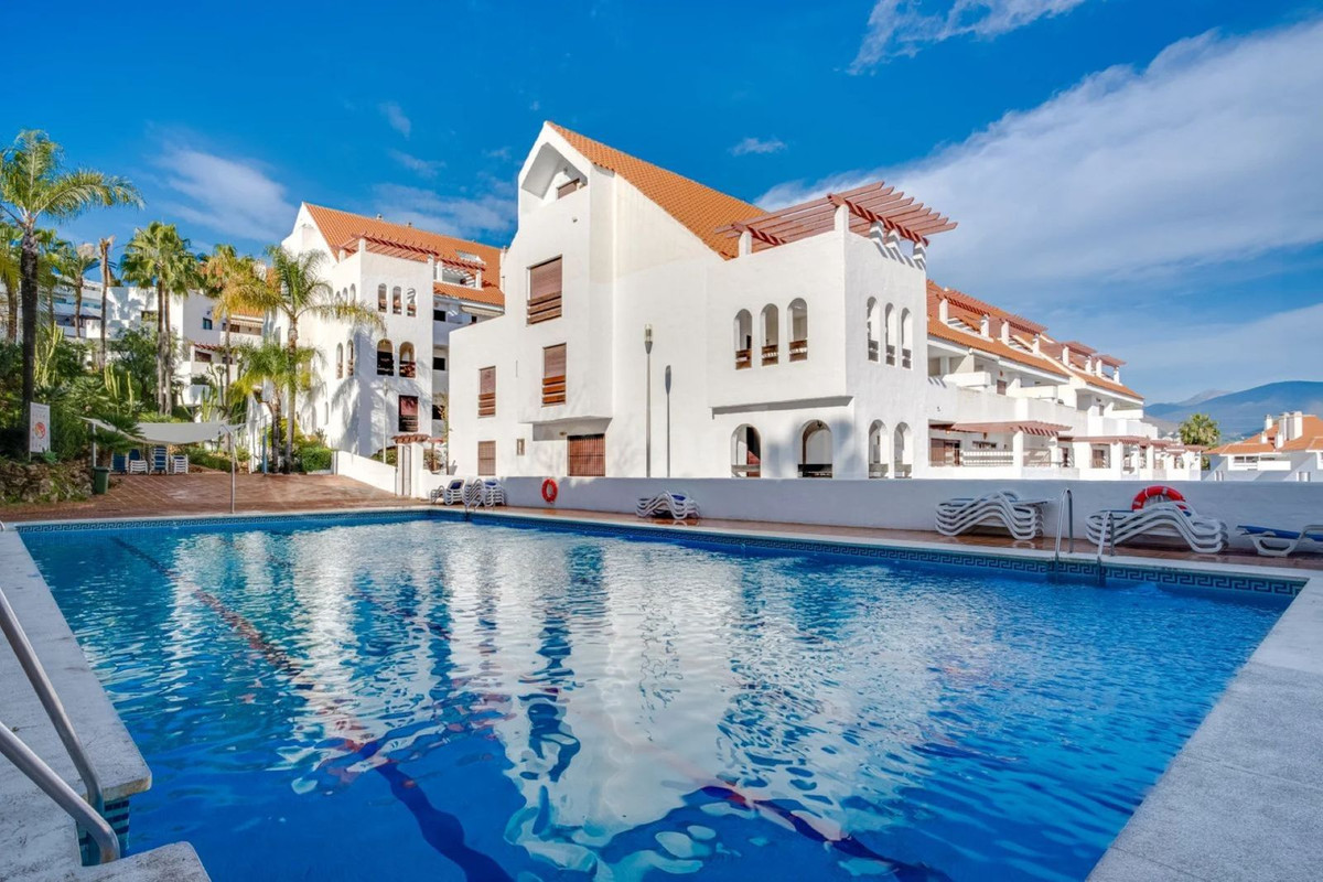 Piso de 3 Dormitorios y 2 Baños en venta en Nueva Andalucía, Marbella