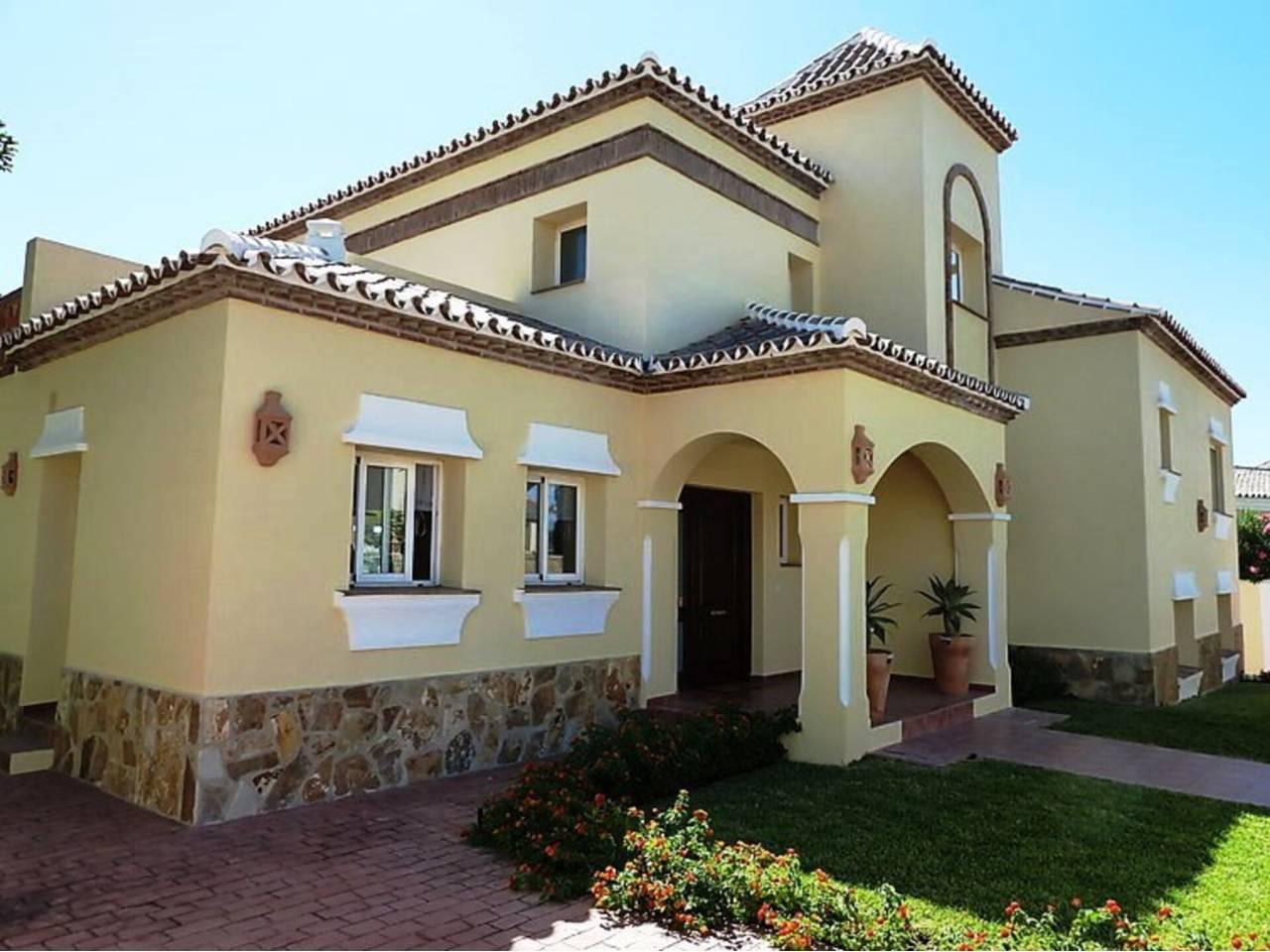 Casa de 3 Dormitorios y 2 Baños en alquiler vacacional en Calahonda, Mijas