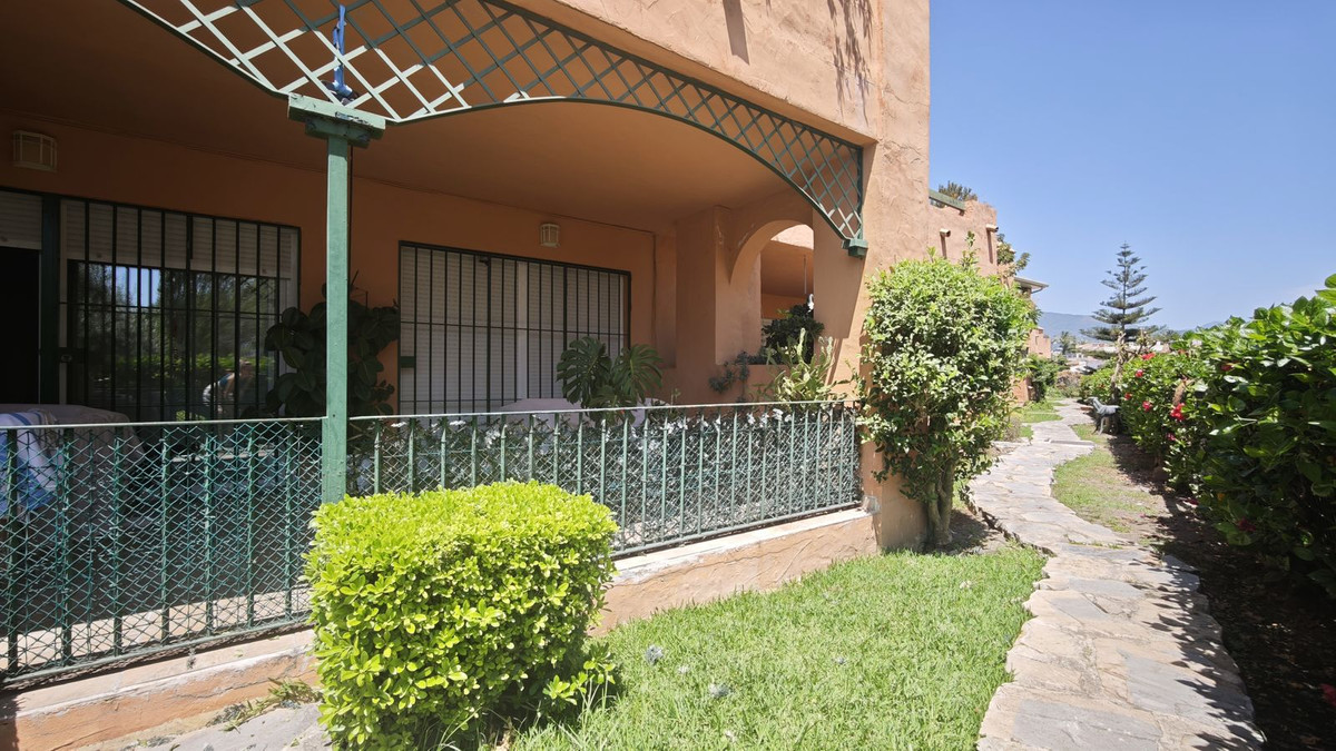 Piso de 2 Dormitorios en venta en Guadalmina Alta, San Pedro de Alcántara