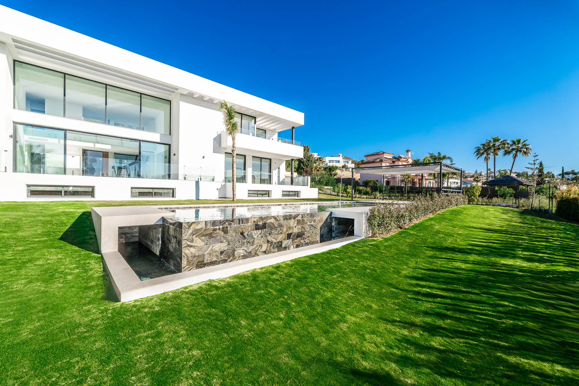 6 спални - Вила за продажба в El Paraiso, Estepona