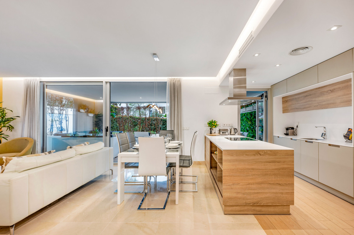 Piso de 3 Dormitorios y 2 Baños en venta en Puerto Banús, Marbella