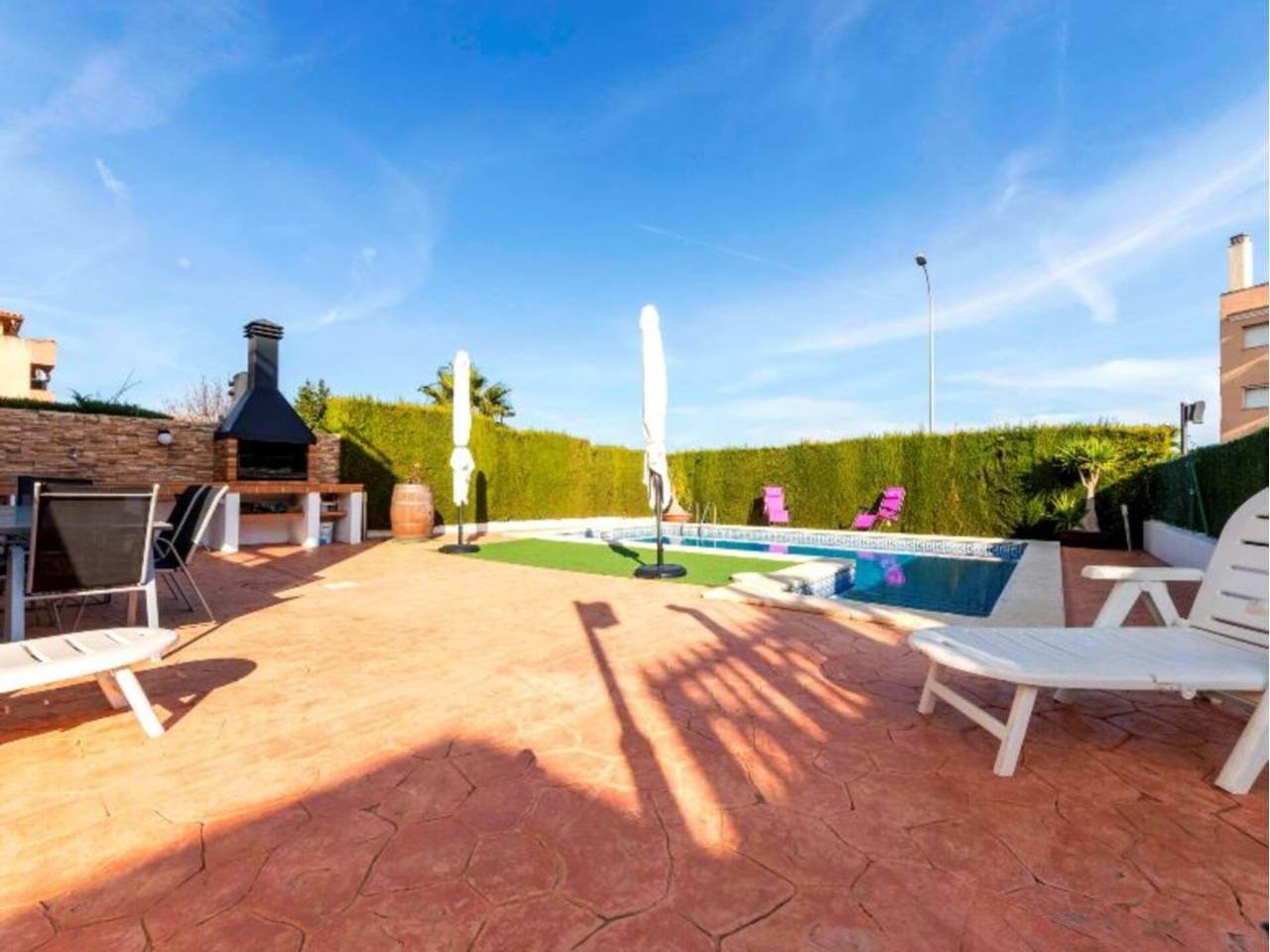 Casa Adosada de 4 Dormitorios y 2 Baños en alquiler vacacional en Torredembarra