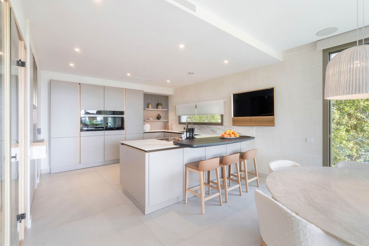 Casa de 4 Dormitorios y 4 Baños en venta en Nueva Andalucía, Marbella