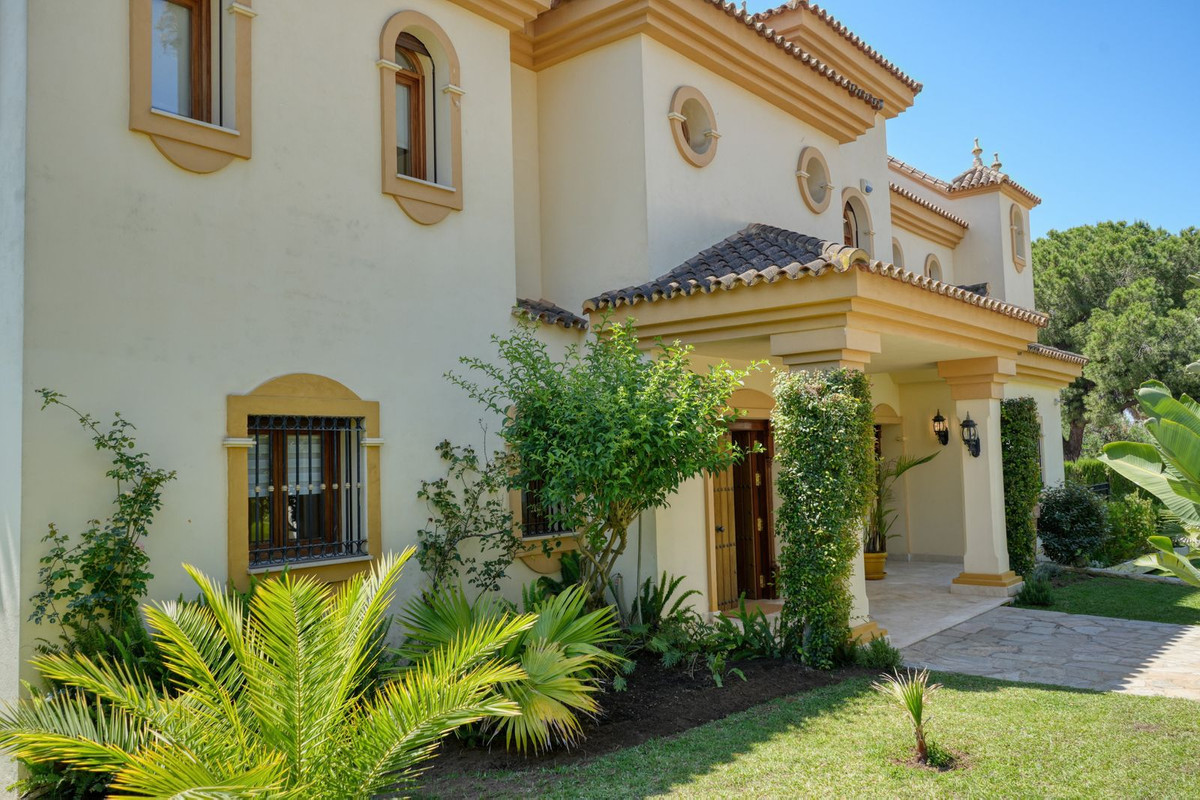 Casa de 7 Dormitorios y 4 Baños en alquiler en Costabella, Marbella