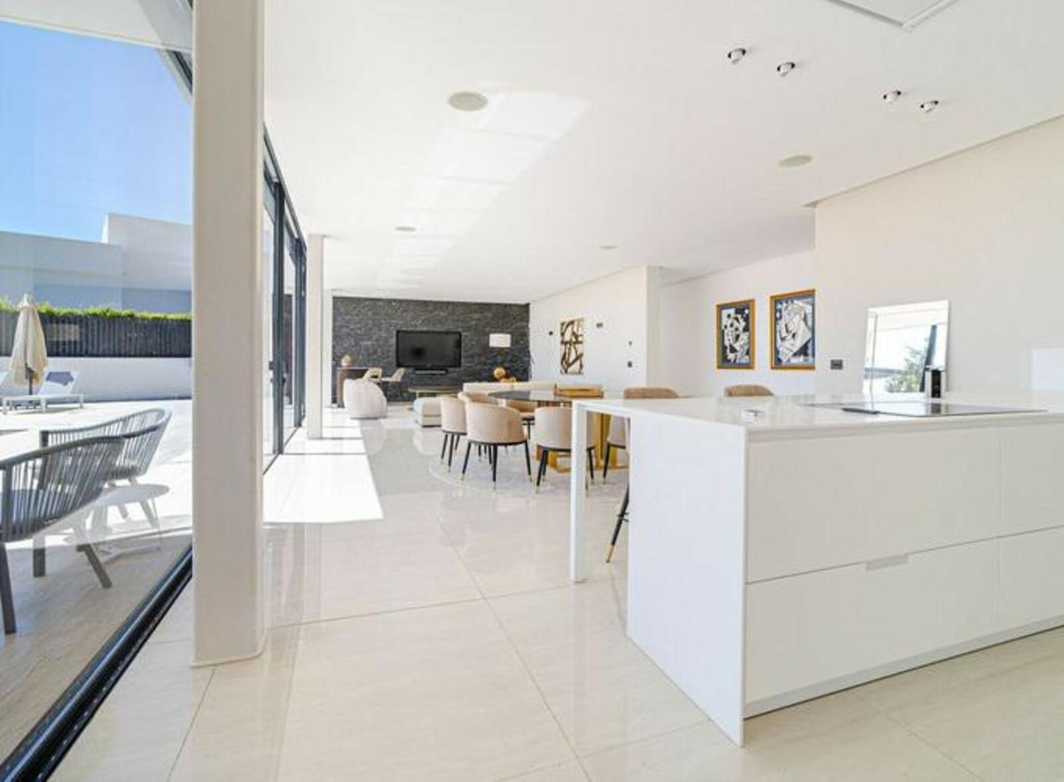 Casa de 6 Dormitorios en alquiler vacacional en Nueva Andalucía, Marbella