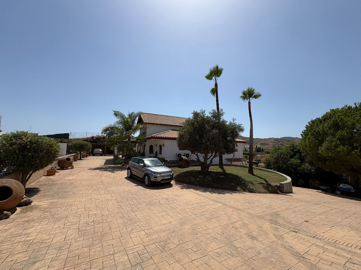 Casa de 5 Dormitorios y 5 Baños en venta en La Cala de Mijas