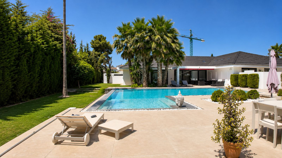 Casa de 6 Dormitorios en venta en Guadalmina Baja, San Pedro de Alcántara