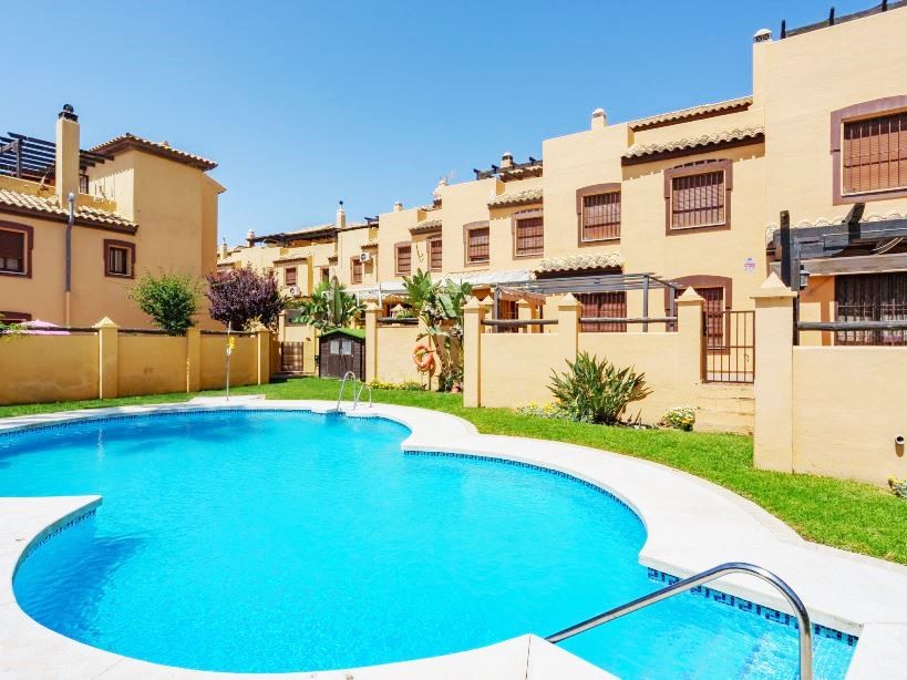 Casa Adosada de 3 Dormitorios y 3 Baños en alquiler vacacional en La Alqueria, Estepona