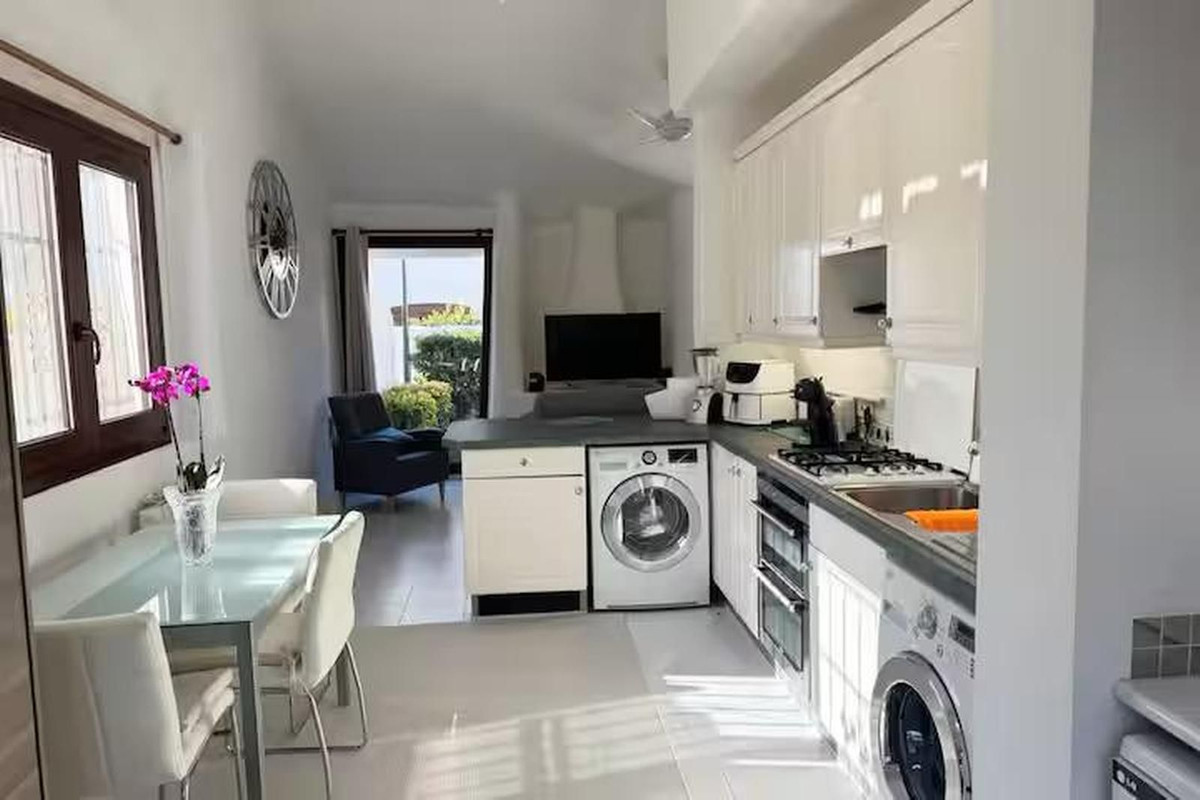 Piso de 2 Dormitorios y 2 Baños en venta en Estepona