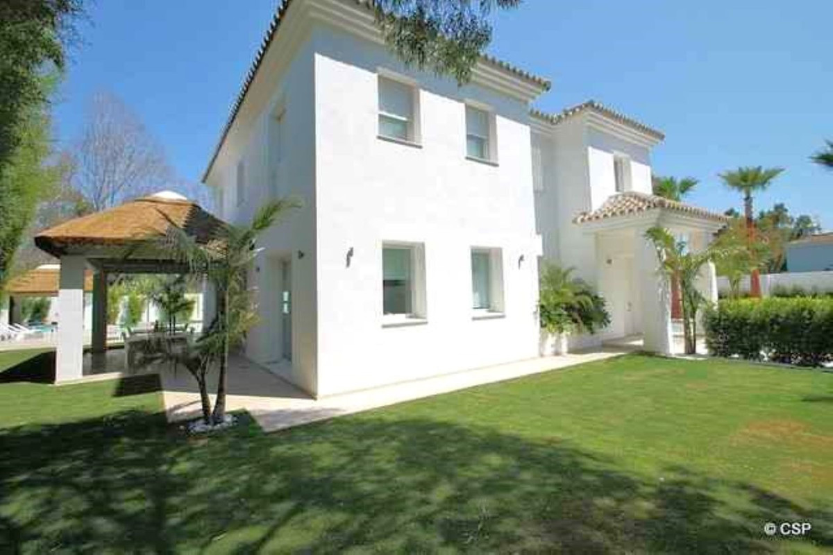 Casa de 5 Dormitorios y 4 Baños en alquiler vacacional en Guadalmina Baja, San Pedro de Alcántara