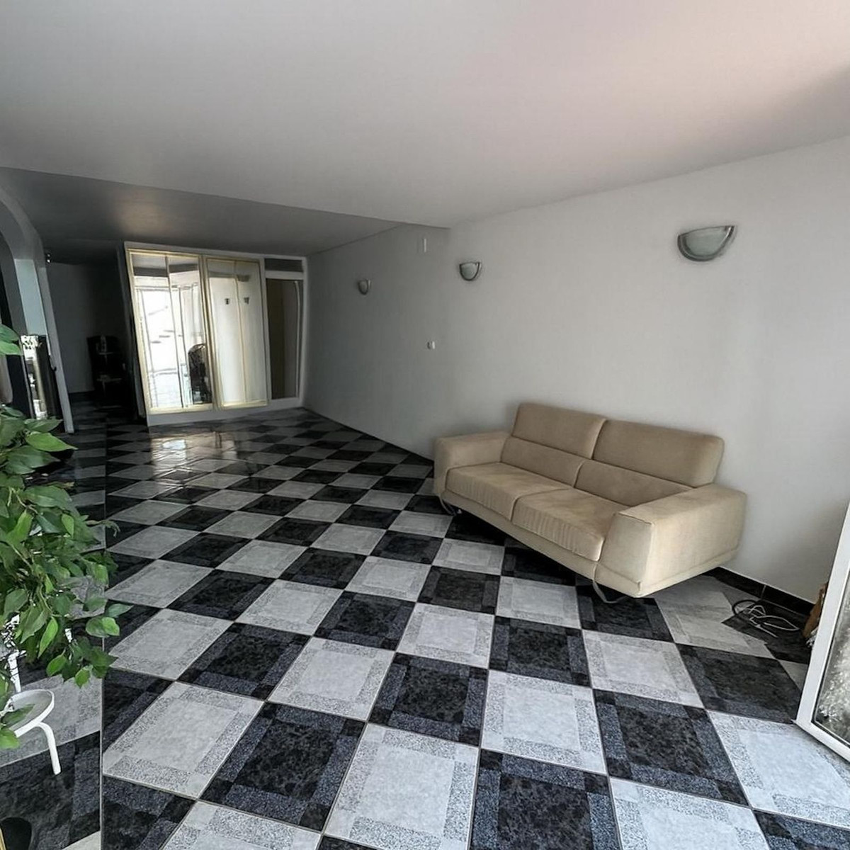 Piso de 3 Dormitorios y 3 Baños en venta en Calahonda