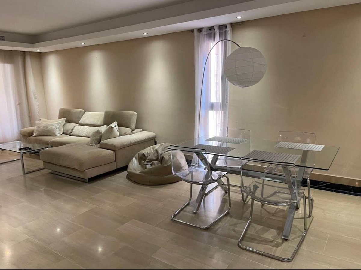 Piso de 2 Dormitorios y 2 Baños en venta en Nueva Milla de Oro, Estepona