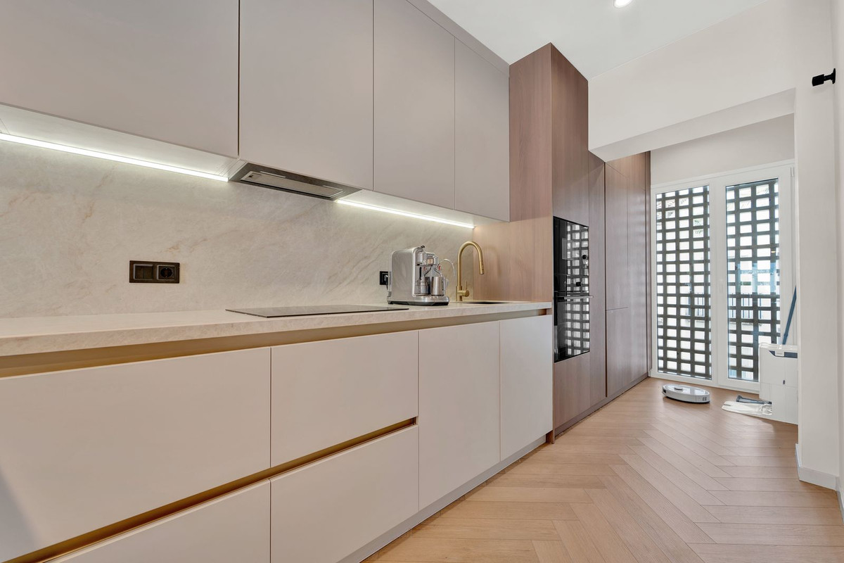 Piso de 2 Dormitorios en venta en Cancelada, Estepona