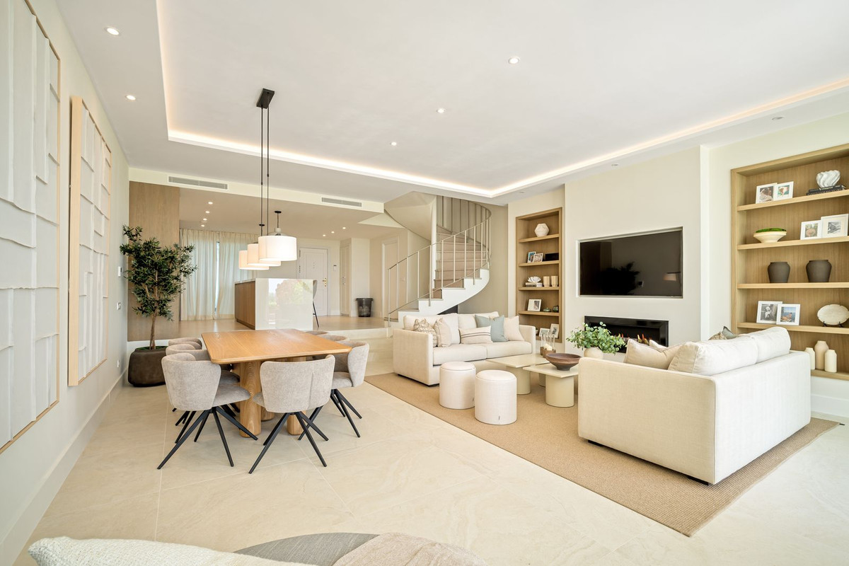 Casa Adosada de 4 Dormitorios y 4 Baños en venta en La Quinta, Benahavís
