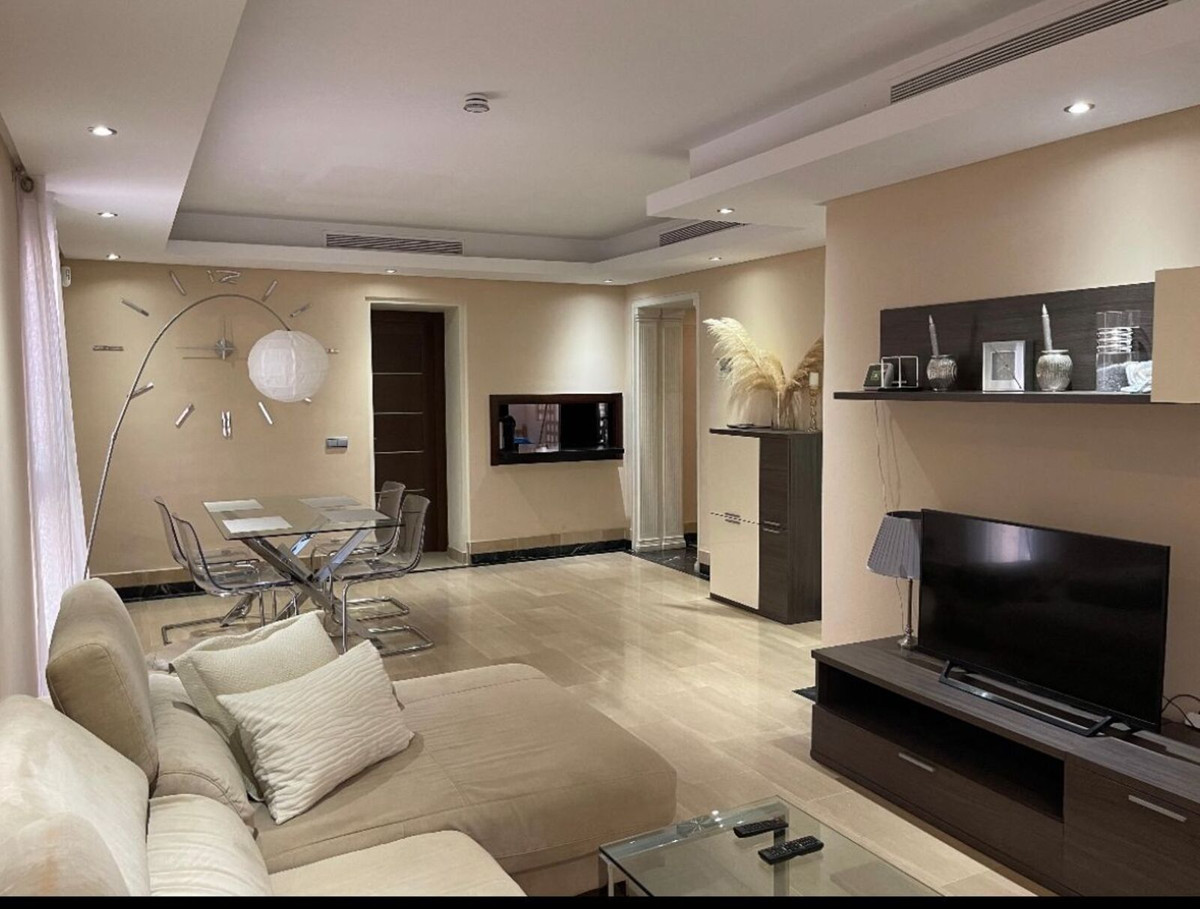 Piso de 2 Dormitorios y 2 Baños en venta en Nueva Milla de Oro, Estepona