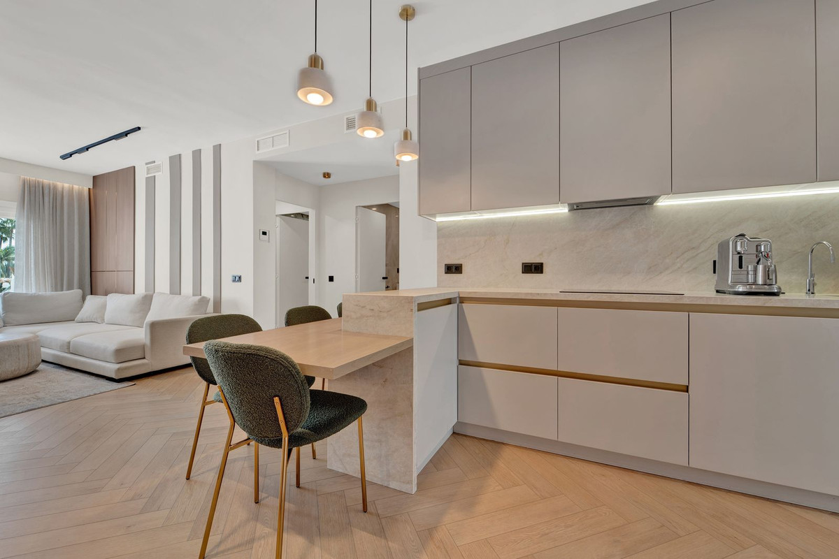 Piso de 2 Dormitorios en venta en Cancelada, Estepona