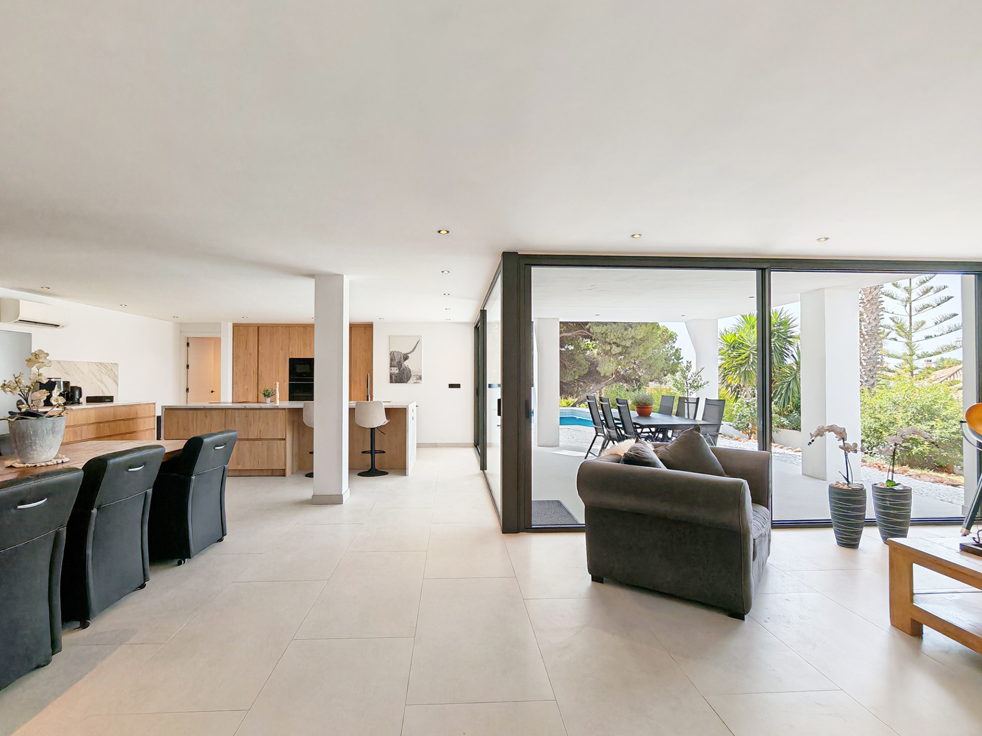 Casa de 8 Dormitorios y 4 Baños en venta en Elviria, Marbella