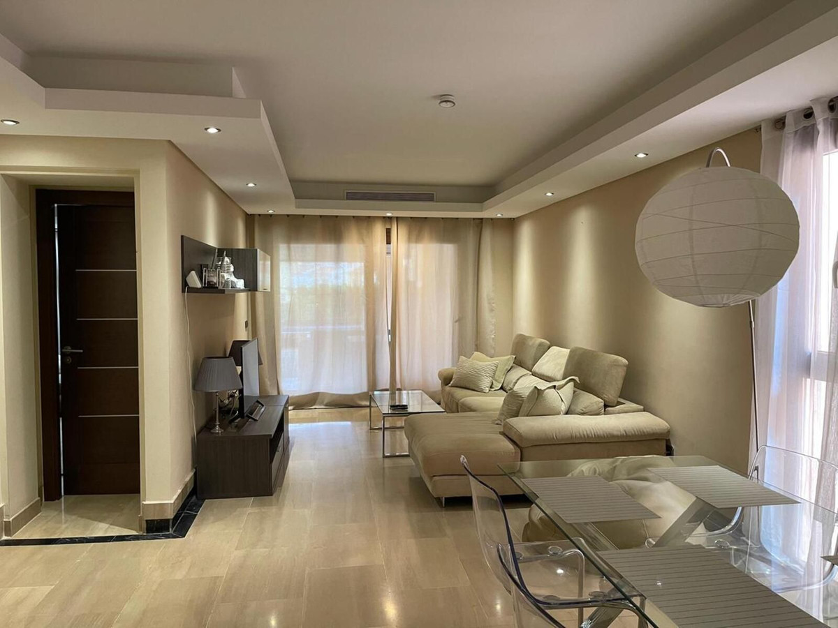 Piso de 2 Dormitorios y 2 Baños en venta en Nueva Milla de Oro, Estepona