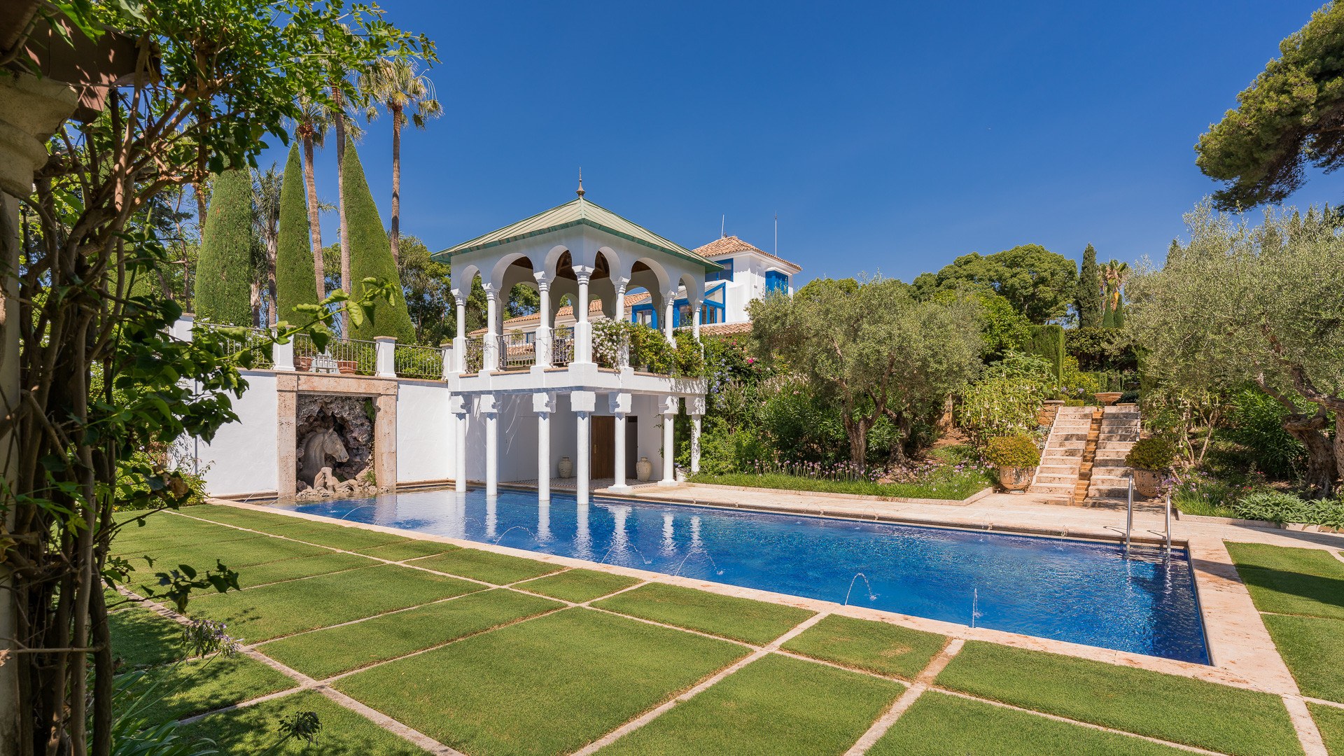 9 Bed - Villa for Sale in Marbella Golden Mile