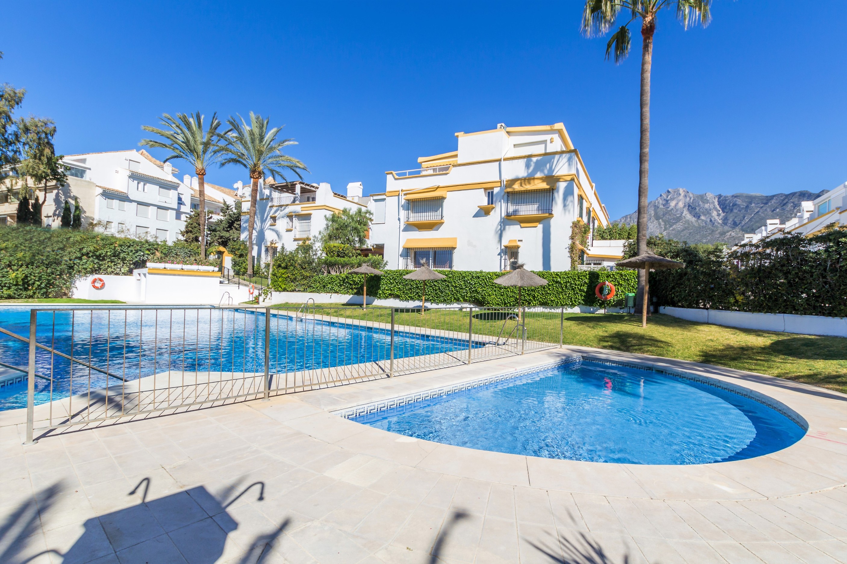 Casa Adosada de 5 Dormitorios en alquiler vacacional en Milla de Oro, Marbella