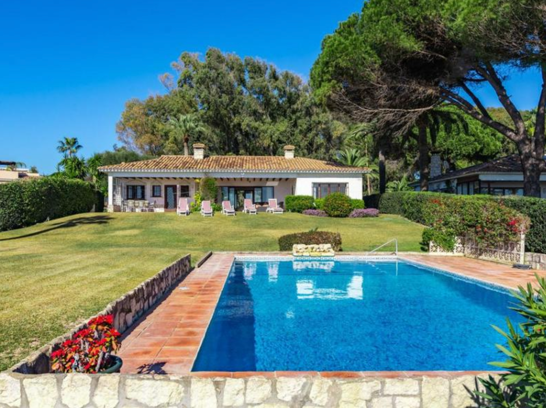 Casa de 5 Dormitorios en venta en Nueva Milla de Oro, Estepona