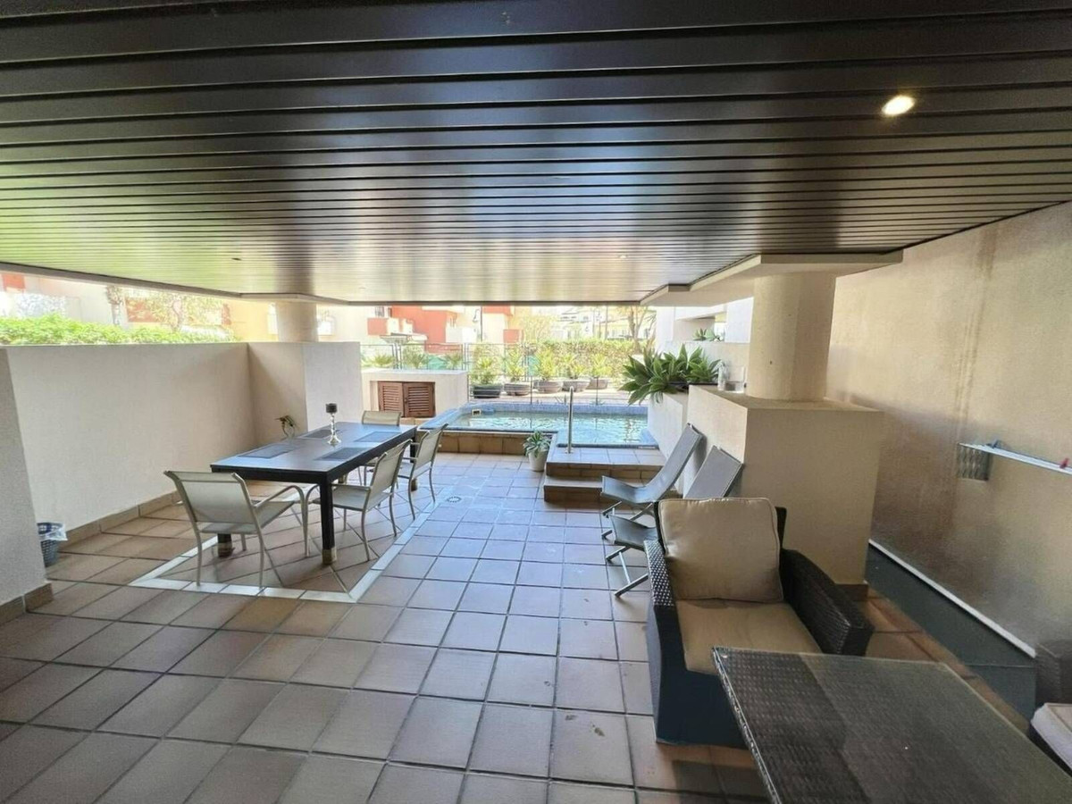 Piso de 2 Dormitorios y 2 Baños en venta en Nueva Milla de Oro, Estepona