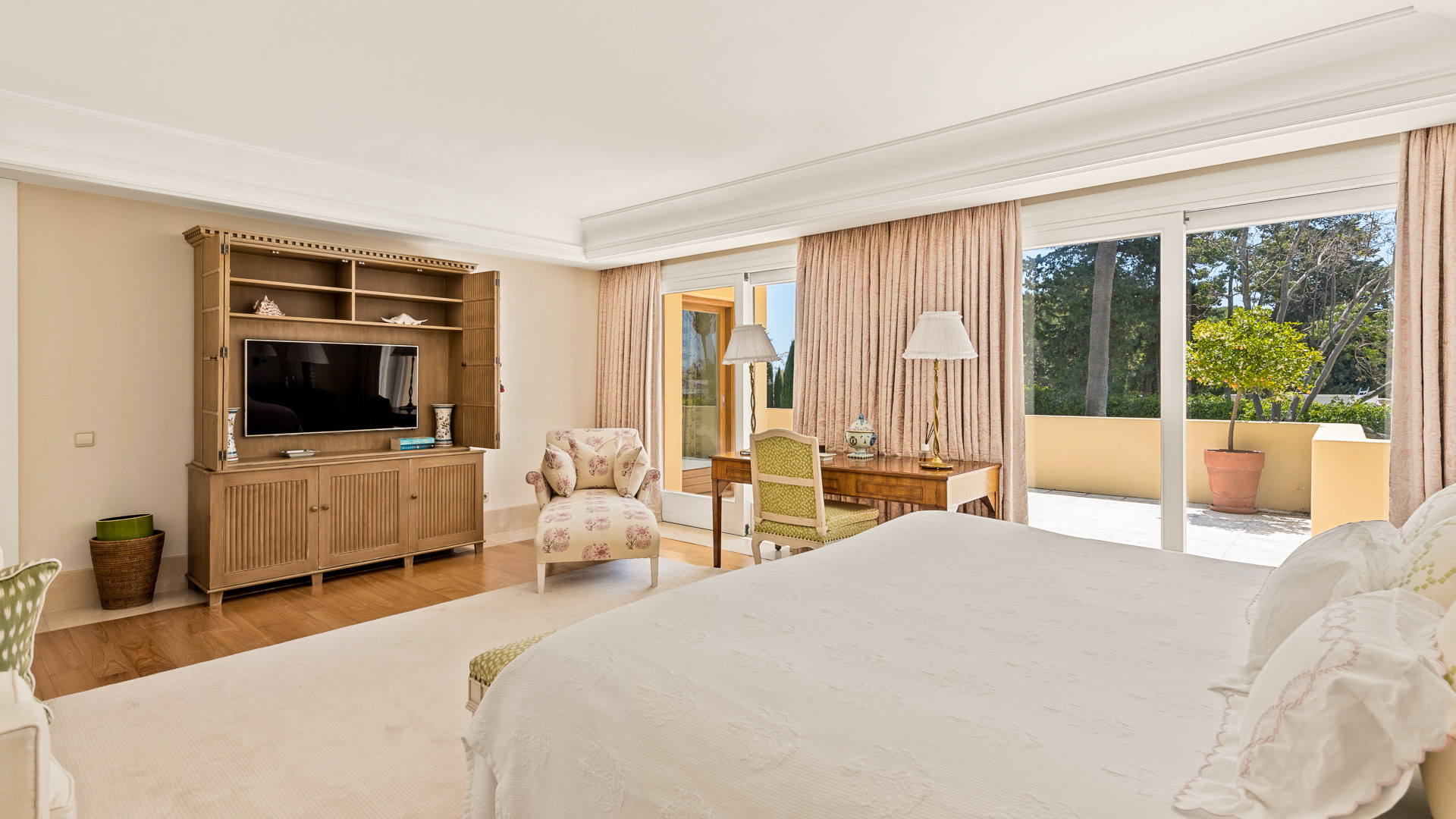 9 Bed - Villa for Sale in Marbella Golden Mile