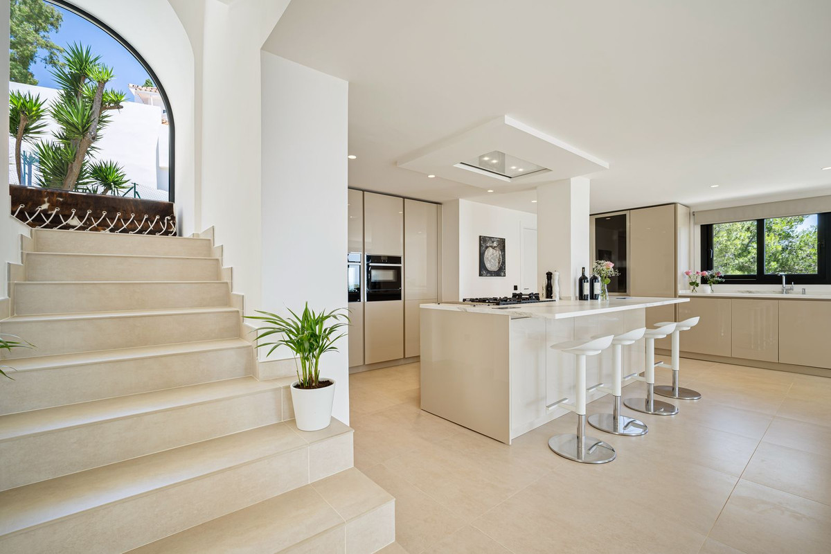 5 Bed, 5 Bath - Villa for Sale in Nueva Andalucia, Marbella