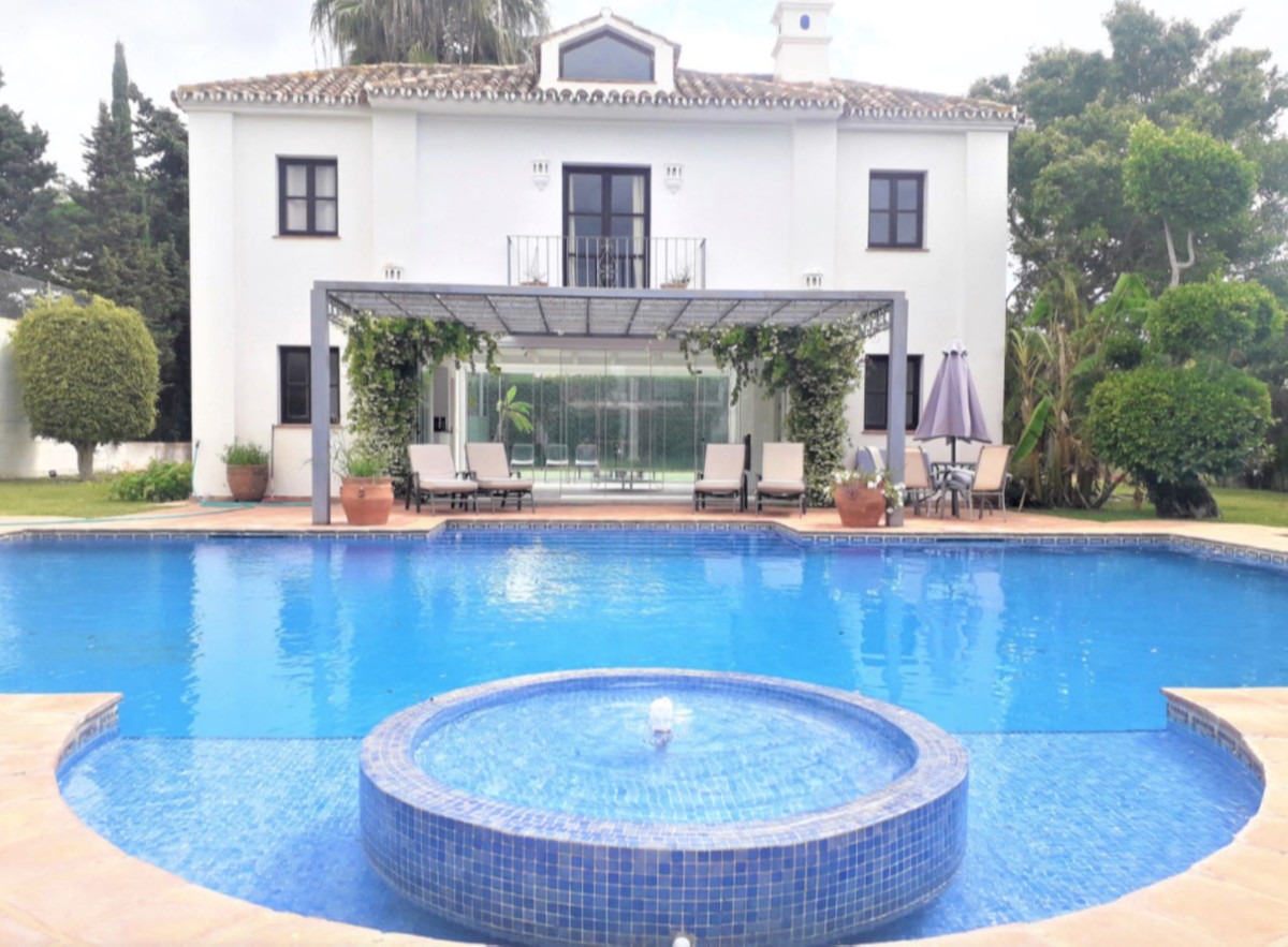 Casa de 5 Dormitorios en alquiler en Guadalmina Baja, San Pedro de Alcántara