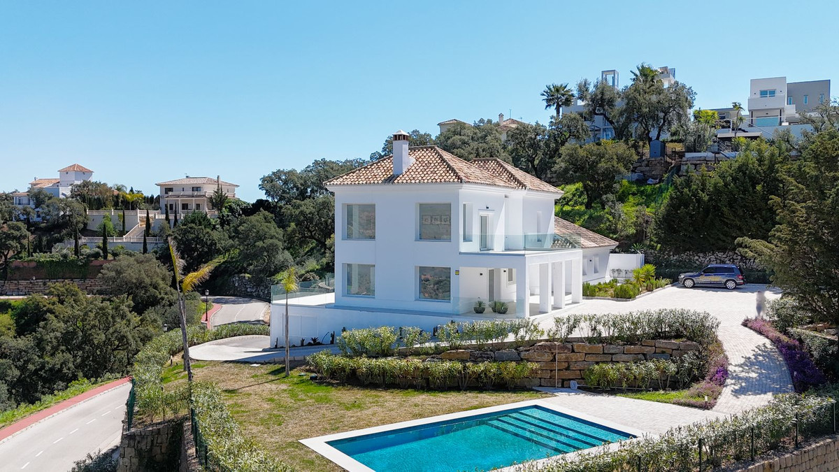 Casa de 4 Dormitorios en venta en La Mairena, Marbella
