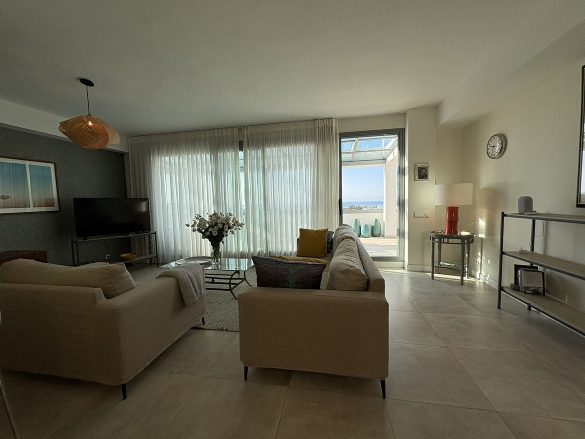 Ático de 3 Dormitorios y 3 Baños en alquiler vacacional en Nueva Milla de Oro, Estepona