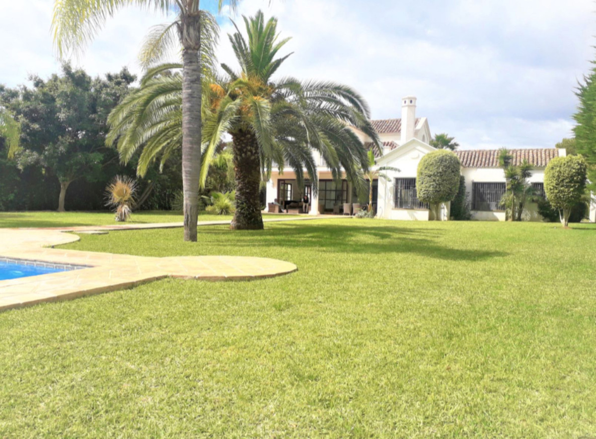 Casa de 5 Dormitorios en alquiler en Guadalmina Baja, San Pedro de Alcántara