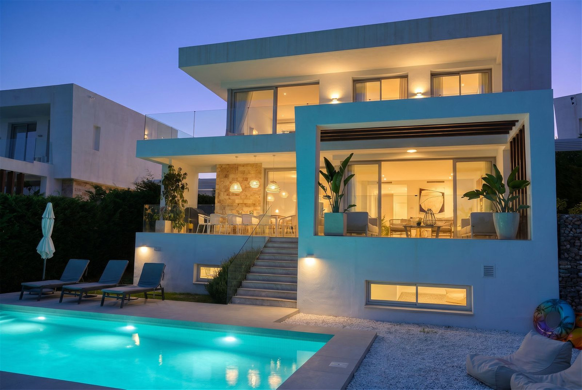 Casa de 6 Dormitorios y 6 Baños en alquiler en Elviria, Marbella