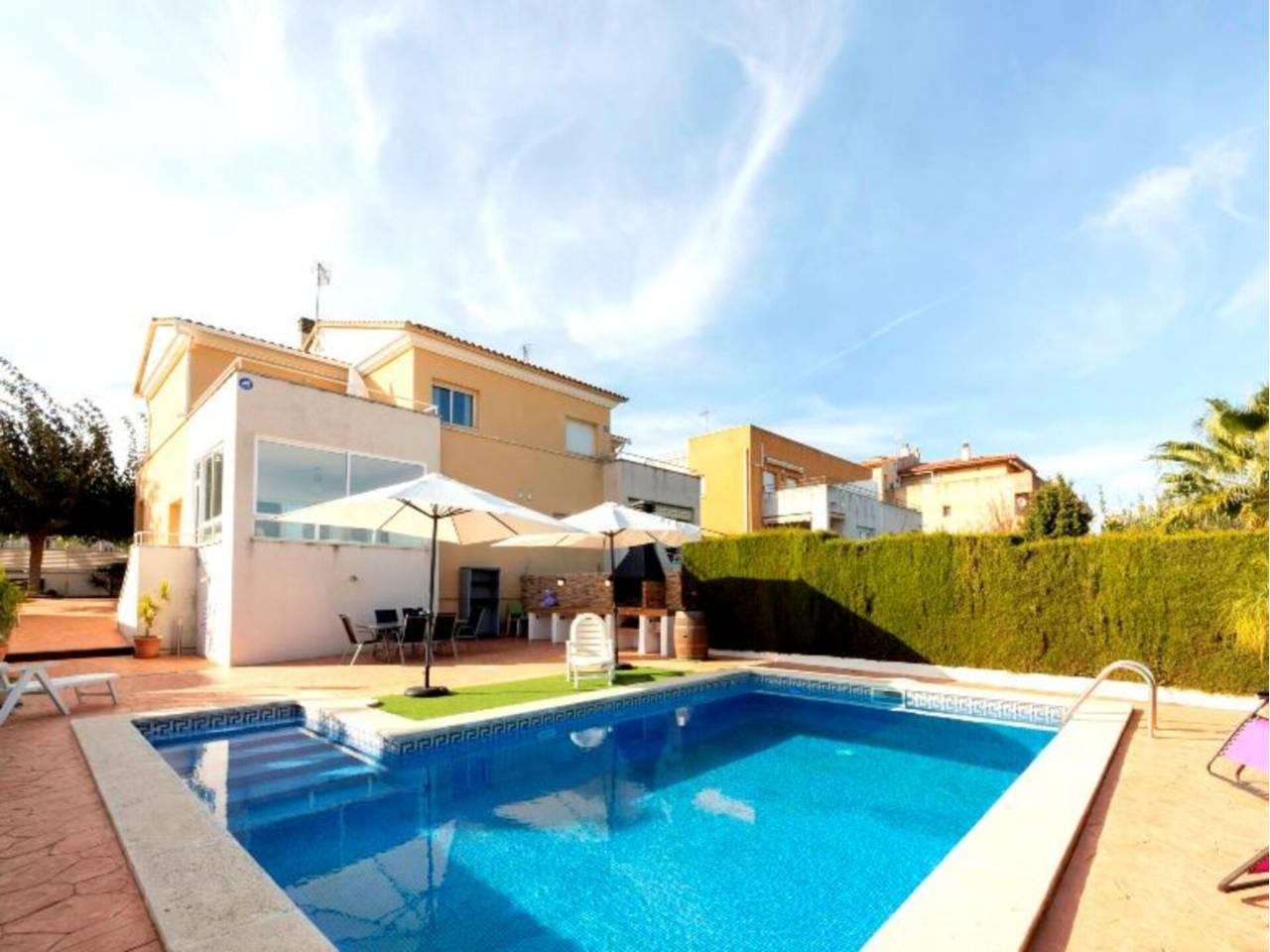 Casa Adosada de 4 Dormitorios y 2 Baños en alquiler vacacional en Torredembarra