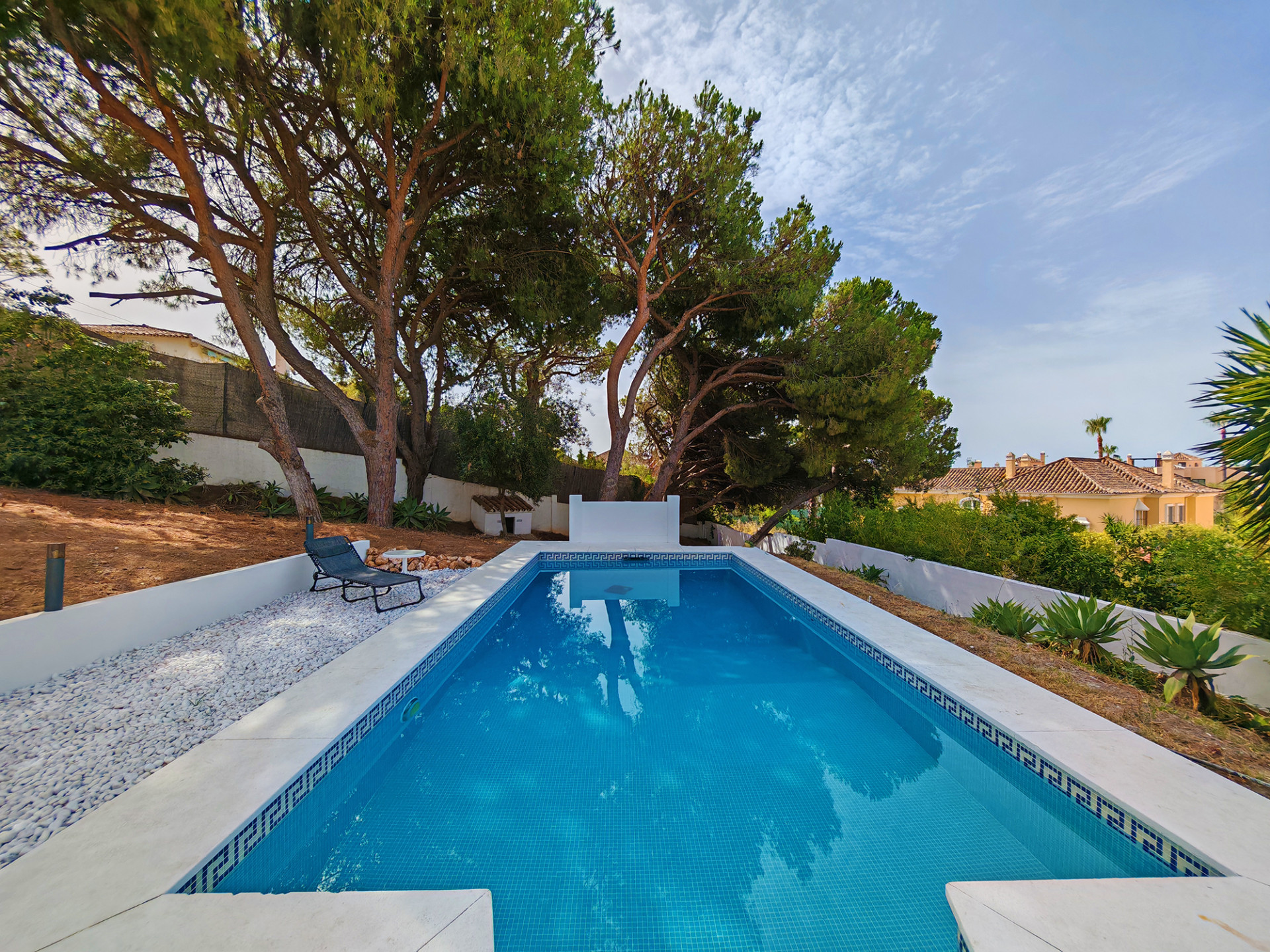 Casa de 8 Dormitorios y 4 Baños en venta en Elviria, Marbella