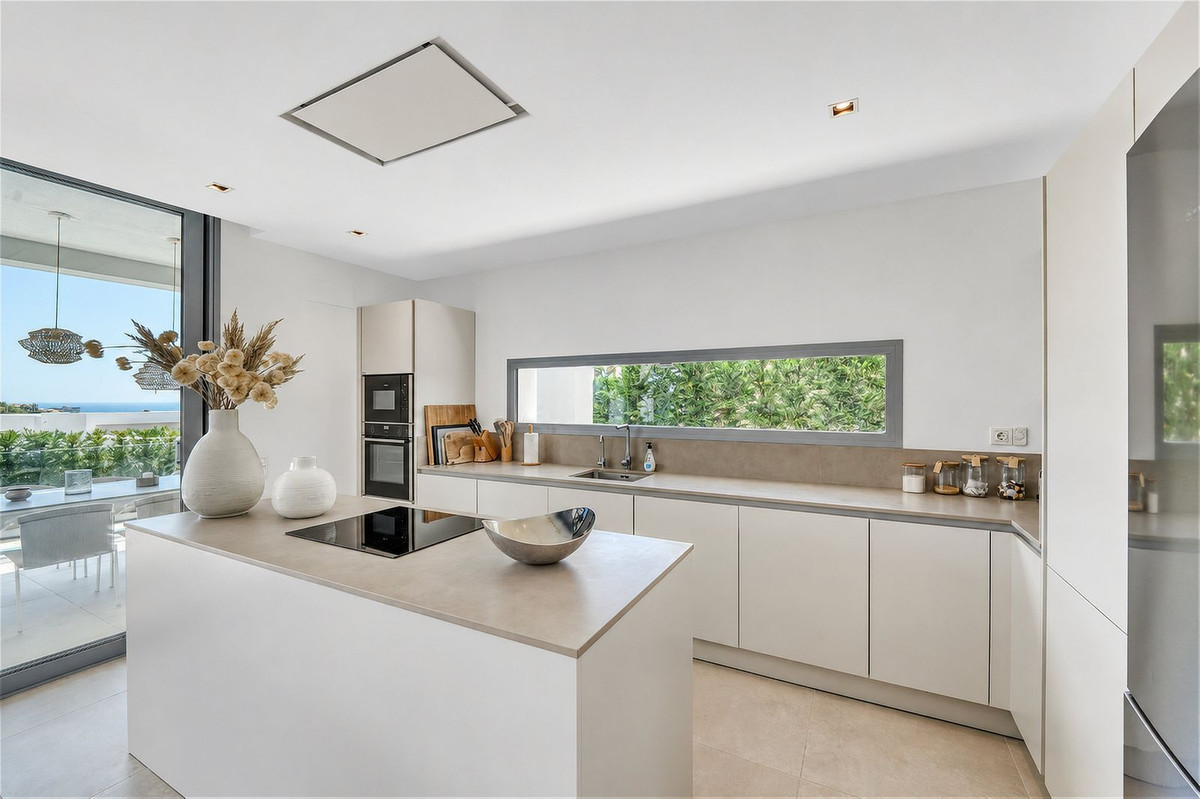 Casa de 6 Dormitorios y 6 Baños en alquiler en Elviria, Marbella