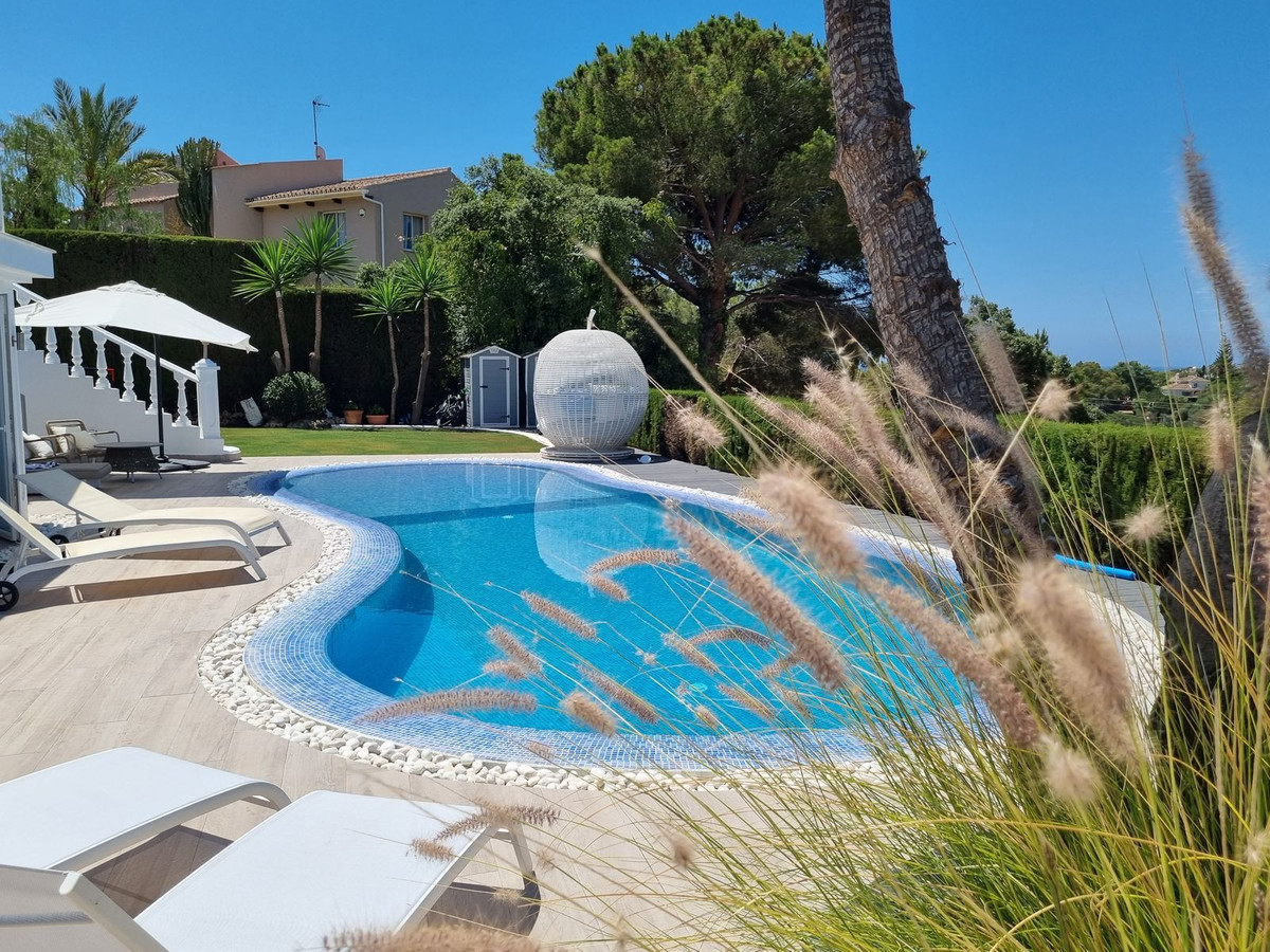 Casa de 5 Dormitorios y 5 Baños en venta en Elviria, Marbella